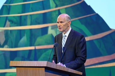 Élder Dale G. Renlund, do Quórum dos Doze Apóstolos, discursa durante o segundo dia do Seminário para Nova Liderança de Missão de 2021, realizado na sexta-feira dia 25 de junho, no Teatro do Centro de Conferências.