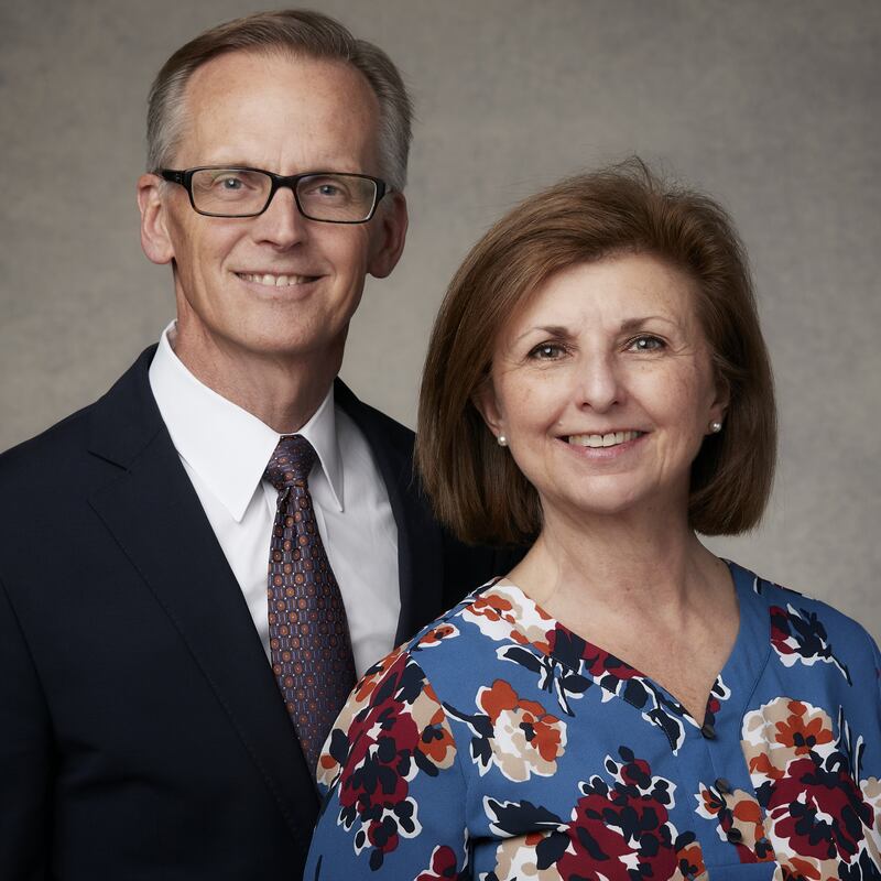 Steven C. Merrell e Jeanne Merrell, que servirão como presidente e companheira da nova Missão Virgínia Norfolk a partir de julho de 2026.