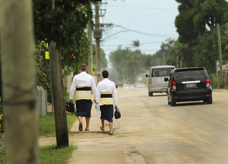 Os élderes Jason Andersen e Chet Norman fazem o trabalho missionário em Tonga, em 22 de maio de 2019.