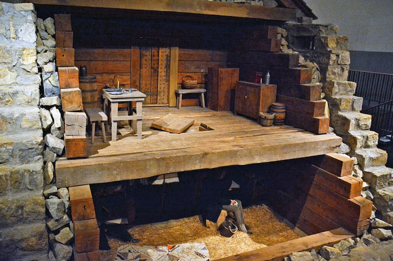 Sala reconstruída da Cadeia de Liberty, onde Joseph Smith e outros passaram o Natal de 1838. Reconstructed cutaway of the Liberty Jail, where Joseph Smith and others spent Christmas 1838.