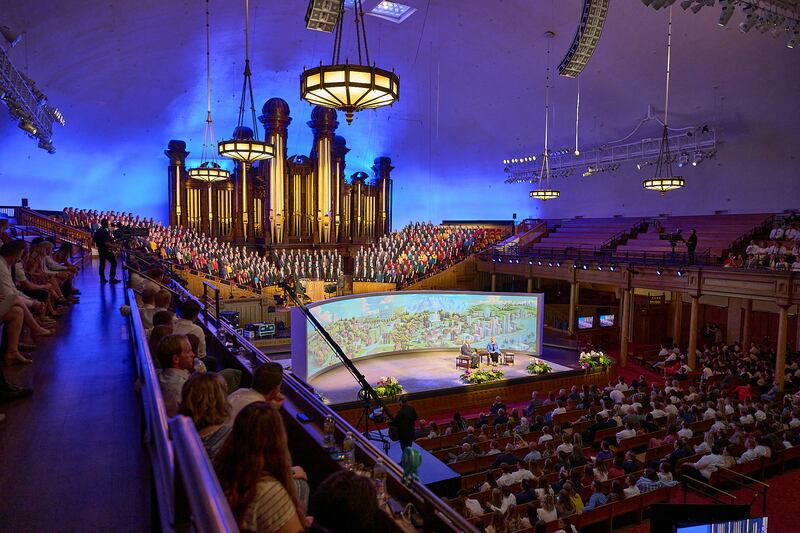 Jovens adultos se reúnem no Tabernáculo de Salt Lake para participar de um Devocional Mundial com Élder Dale G. Renlund, do Quórum dos Doze Apóstolos, e sua esposa, a irmã Ruth Renlund, que foi transmitido no domingo, 11 de setembro de 2022.