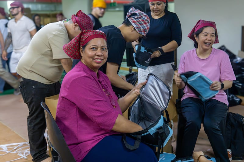 Voluntários da A Igreja de Jesus Cristo dos Santos dos Últimos Dias montam kits de alimentos durante um projeto de serviço com amigos e vizinhos da comunidade sikh em Dubai, Emirados Árabes Unidos, na sexta-feira, 21 de agosto de 2026.
