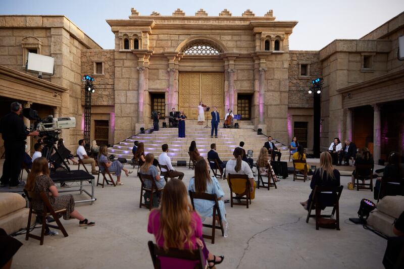 Jovens adultos apresentam um número musical durante a transmissão de um evento Cara a Cara, em uma réplica do cenário da antiga Jerusalém, em Goshen, Utah, no domingo, 13 de setembro de 2020.