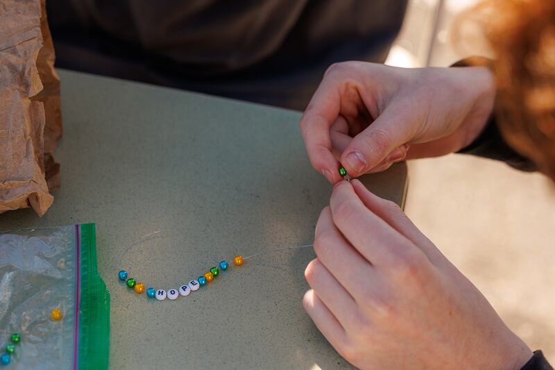 Estudantes de ensino médio trançam pulseiras durante um projeto de serviço de Meridian, Idaho, sexta-feira, 27 de fevereiro de 2026.