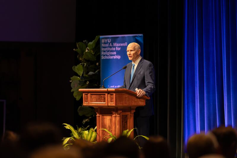 Élder Dale G. Renlund do Quórum dos Doze Apóstolos fala no Instituto Neal A. Maxwell de Pesquisa Religiosa da Brigham Young University em Provo, Utah, na terça-feira, 13 de outubro de 2026.