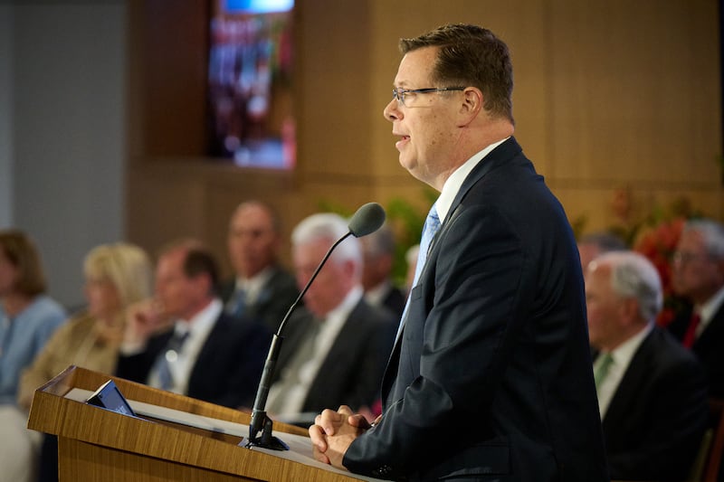 Élder Clark G. Gilbert, do Quórum dos Doze Apóstolos, discursa no Seminário para Novos Líderes de Missão de 2026 no Centro de Treinamento Missionário de Provo, em Provo, Utah, em 19 de junho de 2026.