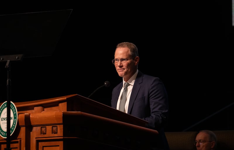 Elder Edward B. Rowe, uma Setenta Autoridade Geral, dirige-se aos alunos de Ensign College durante o devocional no teatro do Centro de Conferências em Salt Lake City, Utah, 20 de janeiro de 2025.