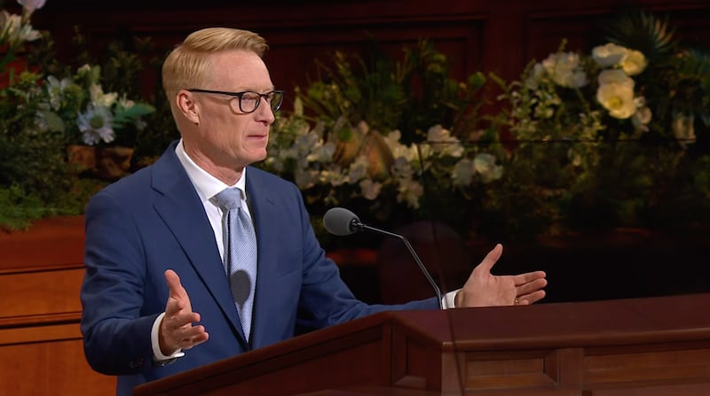 Elder Aaron T. Hall, Setenta Autoridade Geral, fala durante a sessão da tarde de domingo da 196ª Conferência Geral Anual de A Igreja de Jesus Cristo dos Santos dos Últimos Dias no Centro de Conferências em Salt Lake City no dia 5 de abril de 2026.