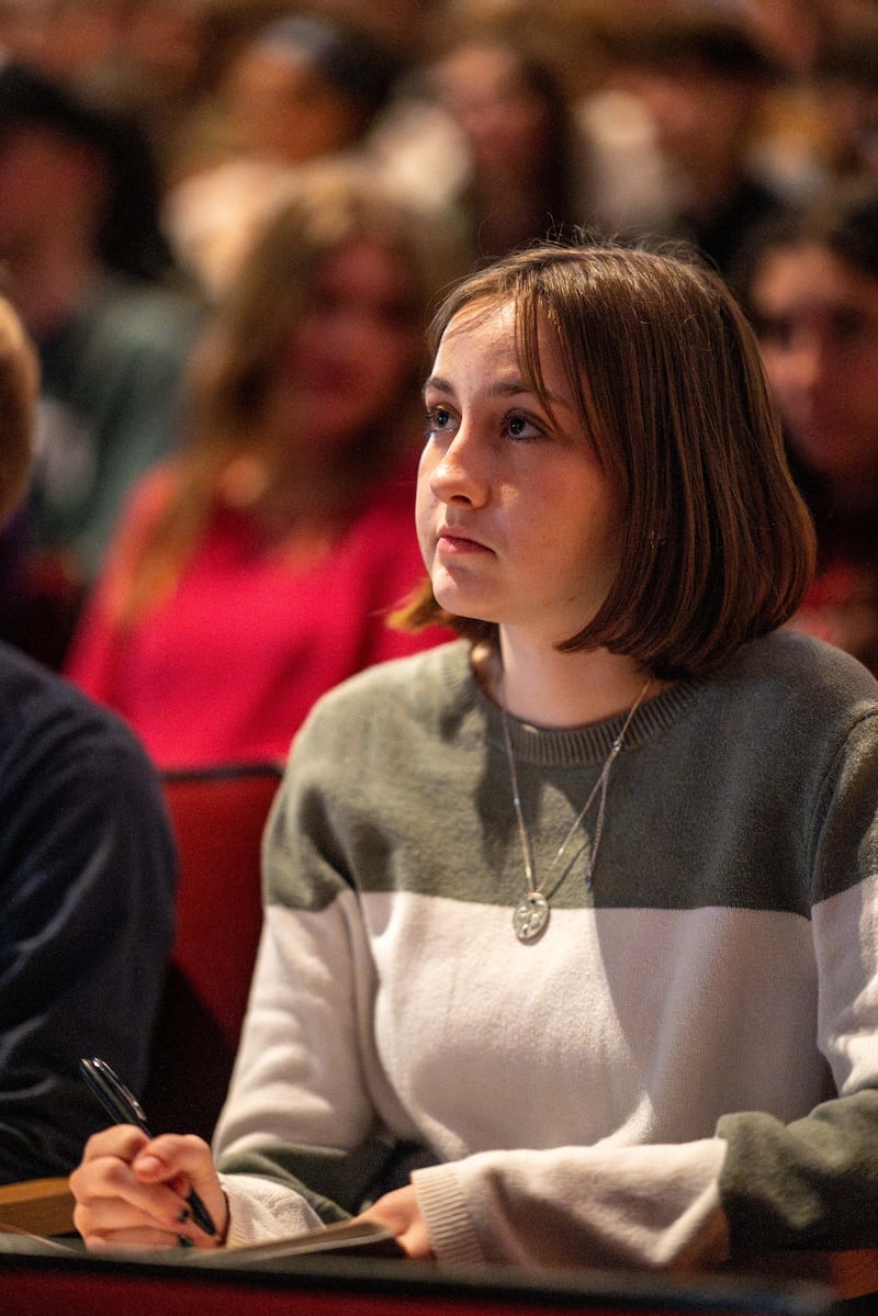 Estudantes na BYU–Idaho ouvem o Elder Aaron T. Hall, Setenta Autoridade Geral, discursar em o devocional em Rexburg, Idaho, na terça-feira, 3 de março de 2026.