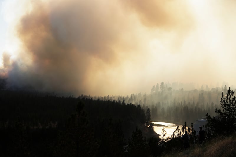 O Incêndio Old Trails é visto da W. Northwest Blvd., sábado, 1º de agosto de 2026, em Spokane, Washington.