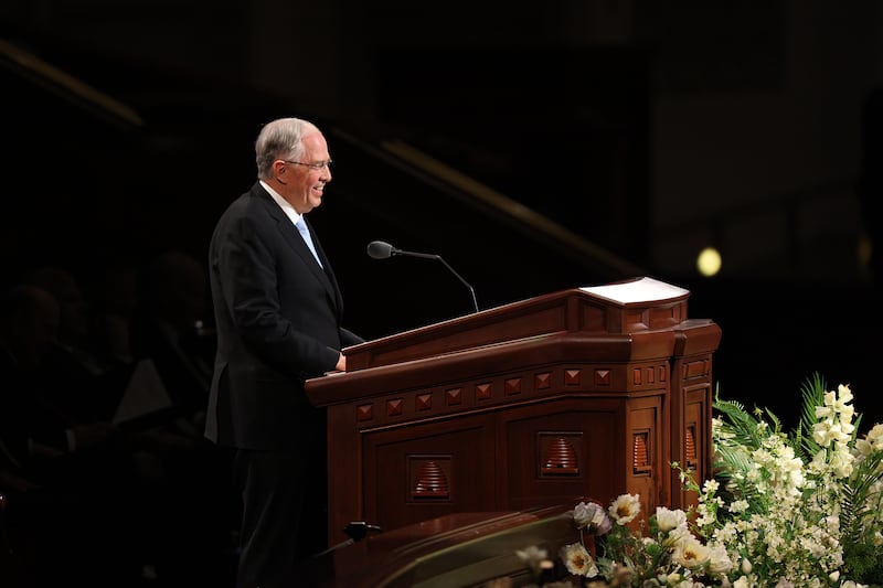 Elder Neil L. Andersen do Quórum dos Doze Apóstolos fala durante a sessão da tarde de domingo da 196ª Conferência Geral Anual de A Igreja de Jesus Cristo dos Santos dos Últimos Dias no Conference Center em Salt Lake City em 5 de abril de 2026.