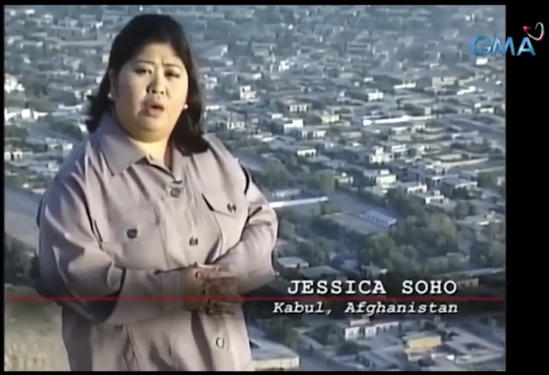 Filmagem antiga de Jessica Soho reportando de Kabul, Afeganistão, como mostrado durante seu discurso virtual principal para RootsTech 2026, em março de 2026.