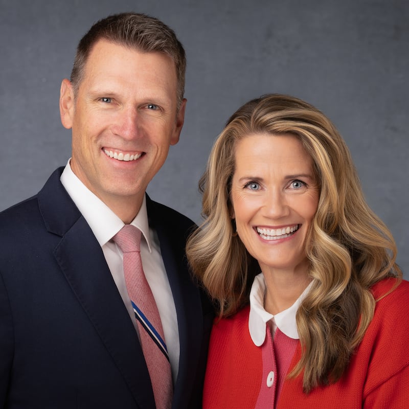 Andrew Croshaw e Vanessa Croshaw, que servirão como presidente e companheira da Missão Tennessee Knoxville a partir de julho de 2026.