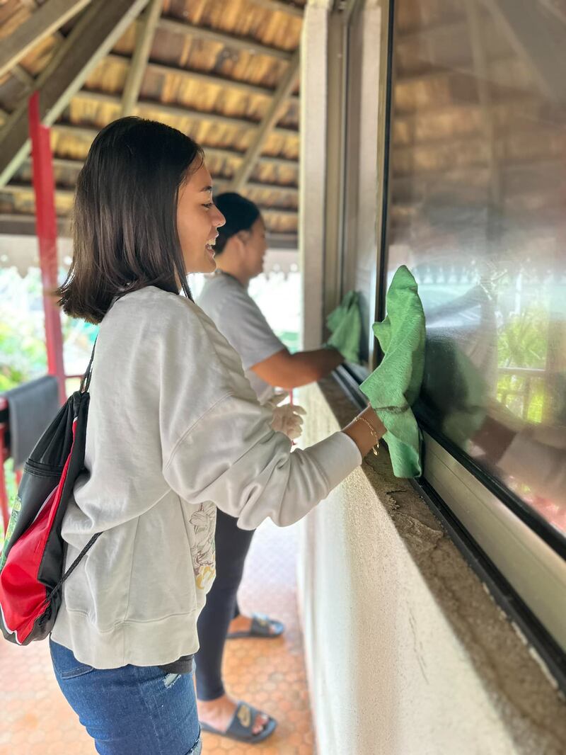 Jovens santos dos últimos dias prestam serviço como parte de uma conferência FSY de cinco dias na Polinésia Francesa, em julho de 2023.