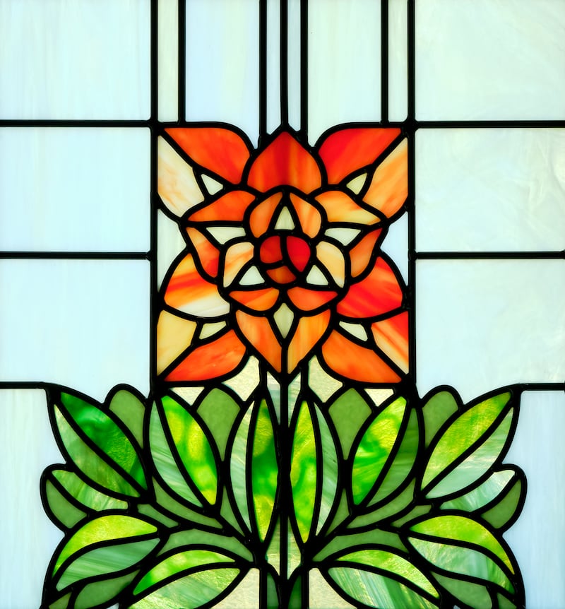 A castilhoa-de-índio, a flor do estado de Wyoming, é retratada em uma janela de vidro artístico dentro do Templo de Cody, Wyoming.