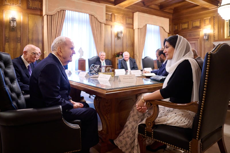 Presidente Russell M. Nelson conversa com a embaixadora da Arábia Saudita, princesa Reema, em Salt Lake City, em 9 de agosto de 2022.
