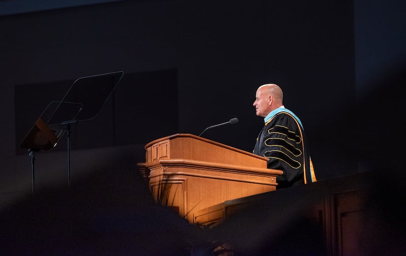 O Irmão David J. Wunderli, primeiro conselheiro da presidência geral de Rapazes, fala durante a formatura realizada no Centro BYU–I na quinta-feira, 23 de julho de 2026, em Rexburg, Idaho.