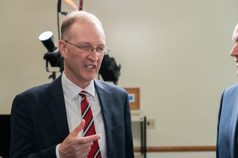 Irmão Chad H Webb fala após a gravação de um episódio do podcast do Church News.