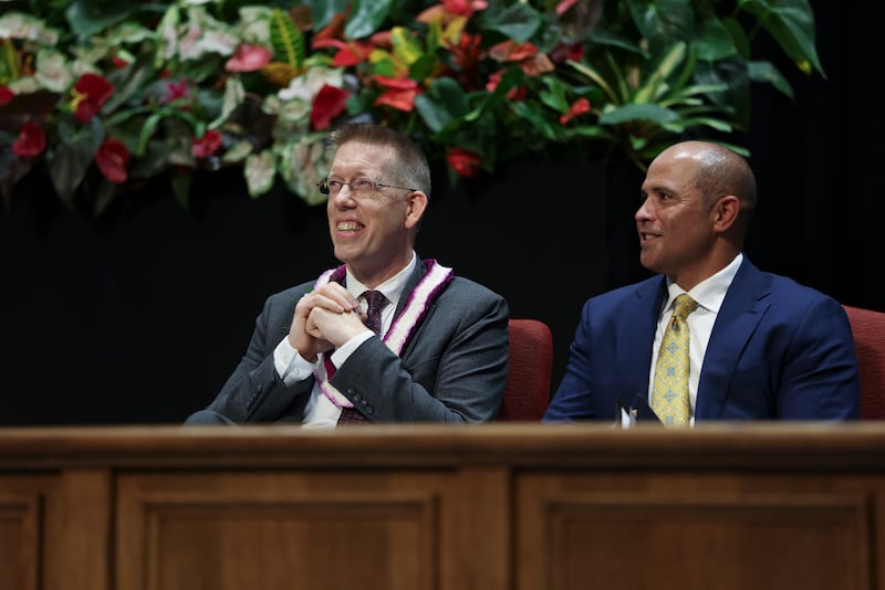 Luke Nichols está sentado no púlpito com o Presidente da BYU-Hawaii John S.K. Kauwe III antes de falar no devocional do campus em Laie, Havaí, na terça-feira, 29 de setembro de 2026.