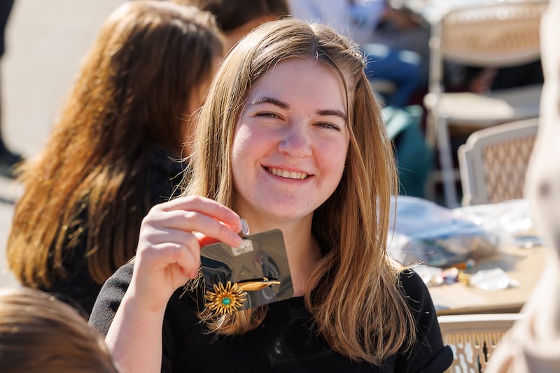 Uma estudante do ensino médio segura um cartão de joias que ela fez durante um projeto de serviço em Meridian, Idaho, na sexta-feira, 27 de fevereiro de 2026.
