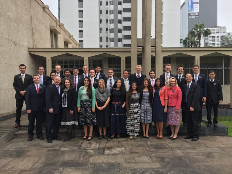 O presidente Steve Larson e a sister Becky Larson, à direita, estão na foto com a Zona Magdelena da Missão Peru Lima Central em agosto de 2017.