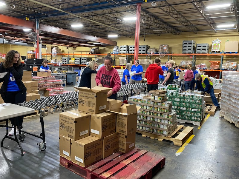 Voluntários ajudam a organizar alimentos doados pela Igreja de Jesus Cristo dos Santos dos Últimos Dias para o Harvesters Food Bank em Kansas City, Missouri, na quinta-feira, 23 de abril de 2026.