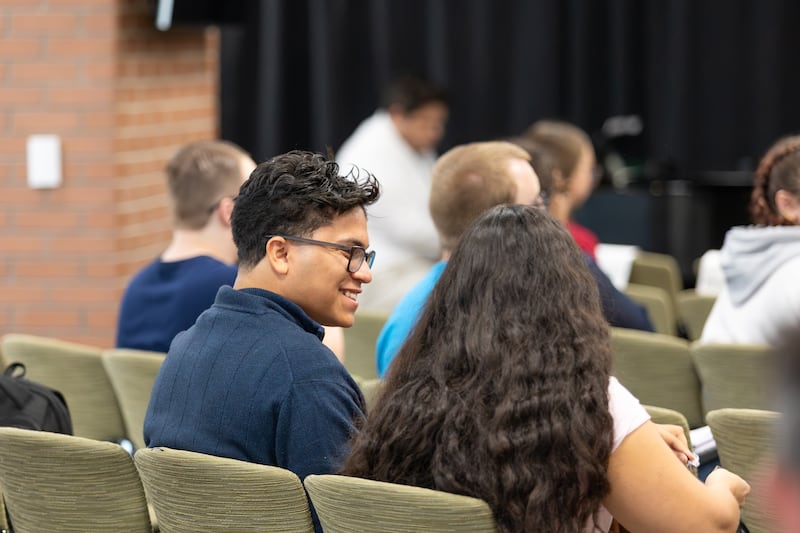 Estudantes de Ensign College se reúnem para ouvir Burke Olsen, editor do Deseret News, falar durante o devocional de Ensign College em Salt Lake City, 8 de setembro de 2026.