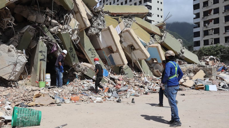 Trabalhadores fazem buscas nos escombros em La Guaira, Venezuela, em 29 de junho de 2026.