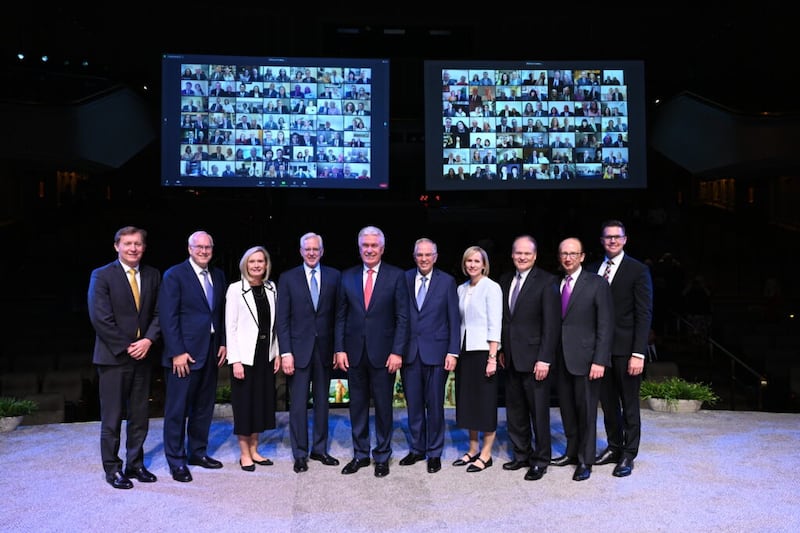 Élder Dieter F. Uchtford, ao centro, acompanhado por membros do Conselho Executivo Missionário da Igreja ao final do Seminário para Nova Liderança de Missão de 2021, transmitido do Teatro do Centro de Conferências em Salt Lake City, Utah, no sábado, dia 26 de junho de 2021.