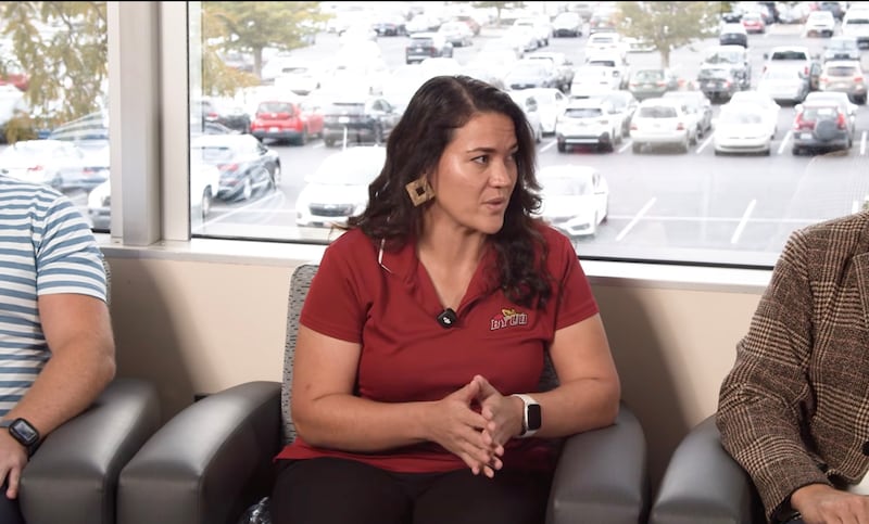 Amber Stevenson, uma oficial de admissões em BYU–Hawaii, fala durante uma transmissão ao vivo do Church Educational System na terça-feira, 1º de setembro de 2026.