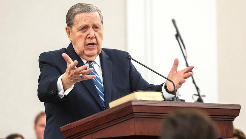Élder Jeffrey R. Holland, do Quórum dos Doze Apóstolos, discursa durante um devocional na Snow College em Ephraim, Utah, no domingo, 23 de outubro de 2022.
