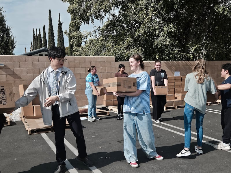 Voluntários descarregam caixas de alimentos doados pela Igreja de Jesus Cristo dos Santos dos Últimos Dias de Yorba Linda, Califórnia, na quinta-feira, 5 de fevereiro de 2026. Um caminhão cheio de alimentos foi entregue a vários bancos de alimentos como parte de uma doação maior para 250 bancos de alimentos em todo o país em celebração ao 250º aniversário dos Estados Unidos.