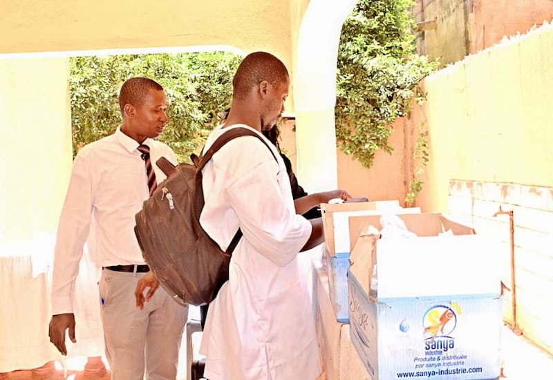 Como parte de um grande serviço batismal em Bamako, Mali, em 18-19 de abril de 2026, os membros da Ala de Bamako, Mali forneceram alimento e água para todos os envolvidos.