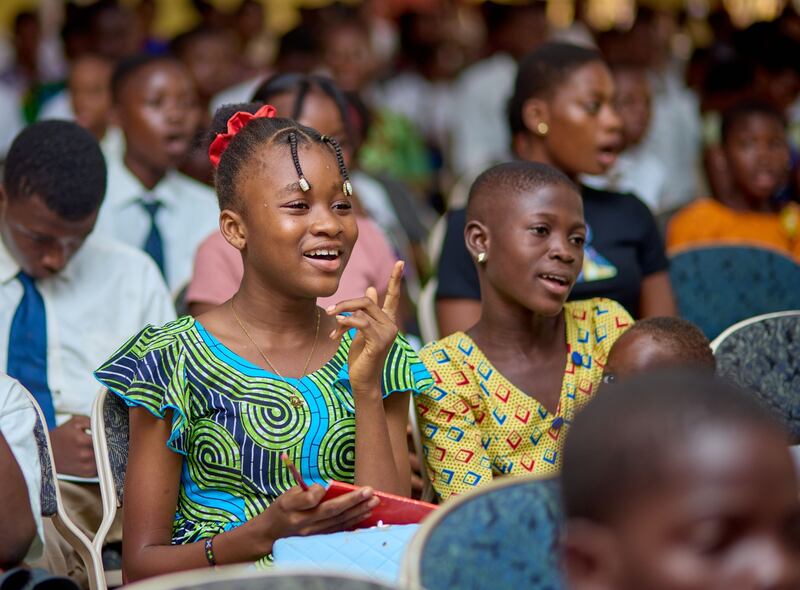 Jovens reúnem-se no Centro de Estaca Lomé Togo Agoe para um devocional virtual com Elder Quentin L. Cook em 18 de fevereiro de 2026.