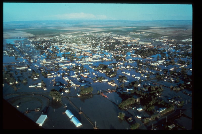 Uma foto aérea da inundação causada pelo rompimento da Barragem Teton no sábado, 5 de junho de 1976.
