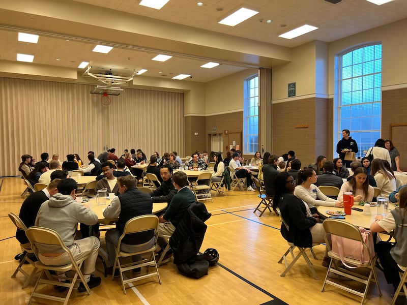 Jovens adultos solteiros jantam no edifício do Instituto de Religião de Cambridge Massachusetts na quarta-feira, 25 de março de 2026.