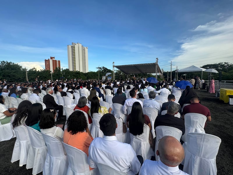 Santos dos Últimos Dias, líderes da Igreja, líderes cívicos e convidados participam da cerimônia de início de construção do Templo de Teresina Brasil no sábado, 18 de abril de 2026, em Teresina, Brasil.