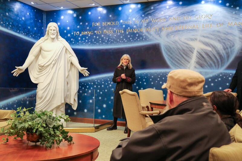 Heidi Staheli, diretora de comunicação do Conselho de Comunicação de Denver North, discursa para o Grupo Pertencente do Colorado ao lado da réplica de 8 pés da estátua "Christus" de Bertel Thorvaldsen em 5 de dezembro de 2025, em Denver, Colorado.