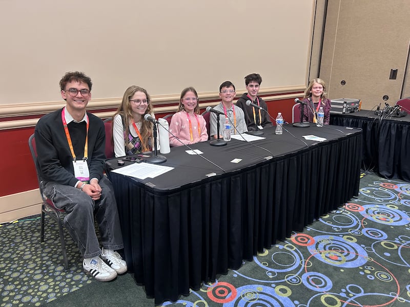Seis jovens participam de uma discussão em painel sobre juventude e história da família no RootsTech no Salt Palace em Salt Lake City no sábado, 7 de março de 2026.