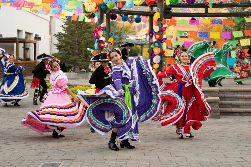 Homens e mulheres apresentam um número de dança tradicional para a transmissão de “Luz de las Naciones”, em 20 de novembro de 2021.
