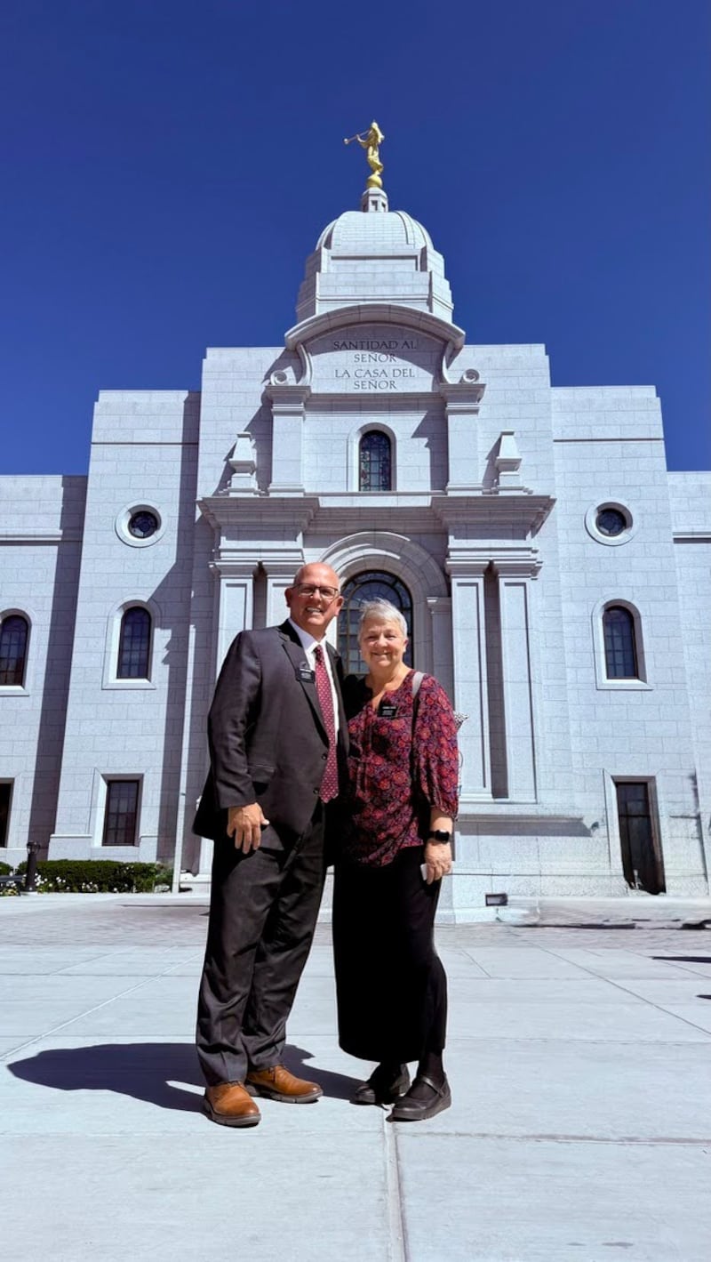 Elder Milo Labaron e Sister Julie Labaron posam para uma foto em frente ao Templo de Arequipa Peru na primeira semana de agosto de 2025.