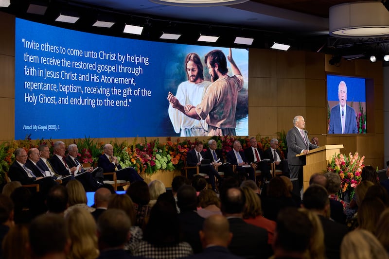 Élder Ronald A. Rasband mostra um slide sobre batismo durante o Seminário de 2026 para Novos Líderes de Missão na quinta-feira, 18 de junho de 2026, no Centro de Treinamento Missionário de Provo, em Provo, Utah.