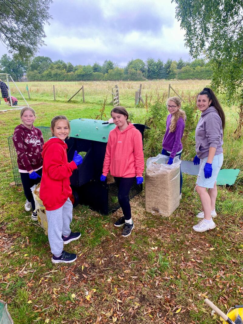 Moças de 11 a 13 anos e suas líderes da Estaca Northampton Inglaterra ajudam a capinar e limpar na Escola Northleigh House em agosto de 2024.