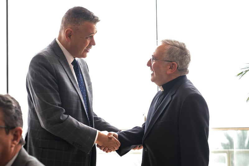 Élder Juan Pablo Villar, um Setenta Autoridade Geral e presidente da Área Noroeste da América do Sul de A Igreja de Jesus Cristo dos Santos dos Últimos Dias, cumprimenta um líder de fé no primeiro Simpósio Internacional sobre Liberdade Religiosa em Lima, Peru, 4-5 de agosto de 2026.