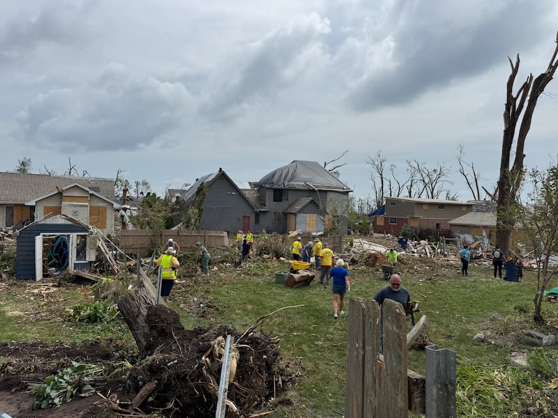 Santos dos Últimos Dias e outras pessoas no nordeste de Wisconsin ajudam a limpar os escombros após um tornado EF-3 que tocou o solo em 27 de julho de 2026.