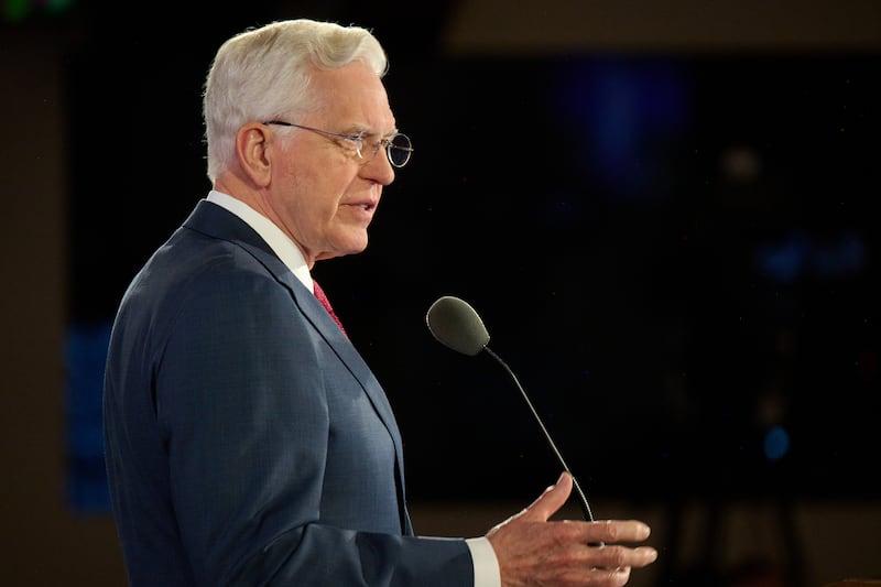 O Presidente D. Todd Christofferson, segundo conselheiro na Primeira Presidência, discursa no Seminário para Novos Líderes de Missão de 2026 no Centro de Treinamento Missionário de Provo, em Provo, Utah, no dia 19 de junho de 2026.