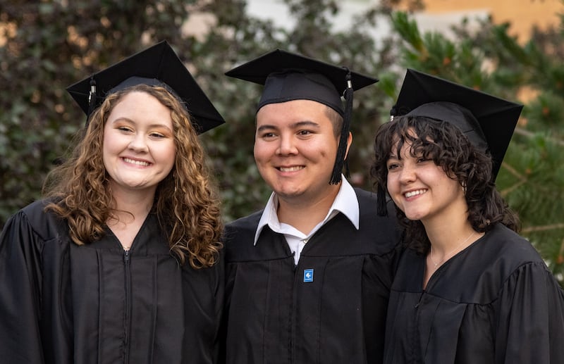 Formandos da BYU-Idaho posam para uma foto, após a cerimônia de formatura no I-Center, em Rexburg, Idaho, em 19 de julho de 2023.