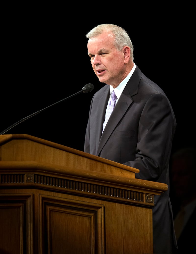 Élder Steven E. Snow discursa durante um devocional na Universidade Brigham Young, em 11 de setembro de 2012.