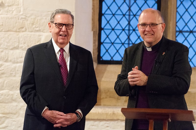 Élder Jeffrey R. Holland, do Quórum dos Doze Apóstolos, à esquerda, responde a uma pergunta sobre as crenças e doutrinas de A Igreja de Jesus Cristo dos Santos dos Últimos Dias, durante uma conversa pública com o Rev. Dr. Andrew Teal, à direita, capelão e professor de Teologia no Pembroke College da Universidade de Oxford, na Biblioteca Clore Old da Universidade Church of St. Mary the Virgin, na quinta-feira, 22 de novembro de 2018.