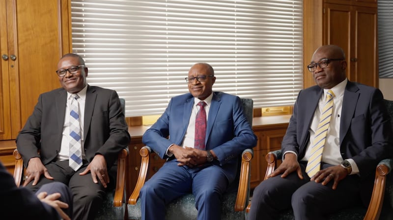 Elder Alfred Kyungu, Elder Adeyinka A. Ojediran e Elder Isaac K. Morrison são entrevistados em Salt Lake City em um vídeo lançado na segunda-feira, 18 de maio de 2026.